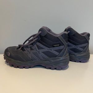 The North Face Kids JR Hedgehog Hiker Mid Waterproof Hiking Boots. US 2
